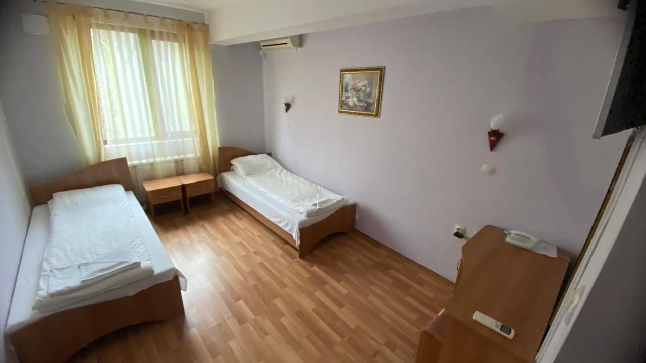 Хотел Галина Палас Srem Exteriör bild