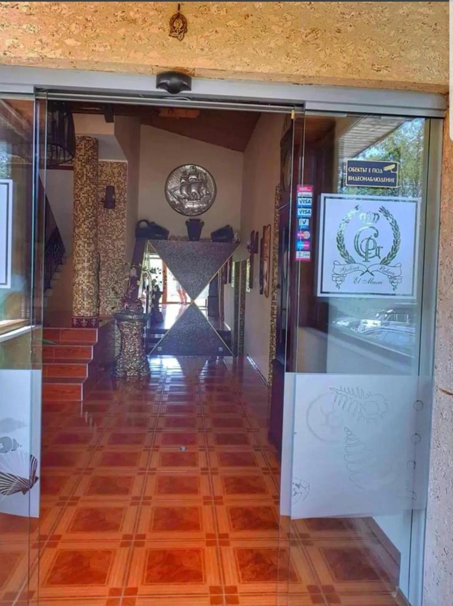 Хотел Галина Палас Srem Exteriör bild